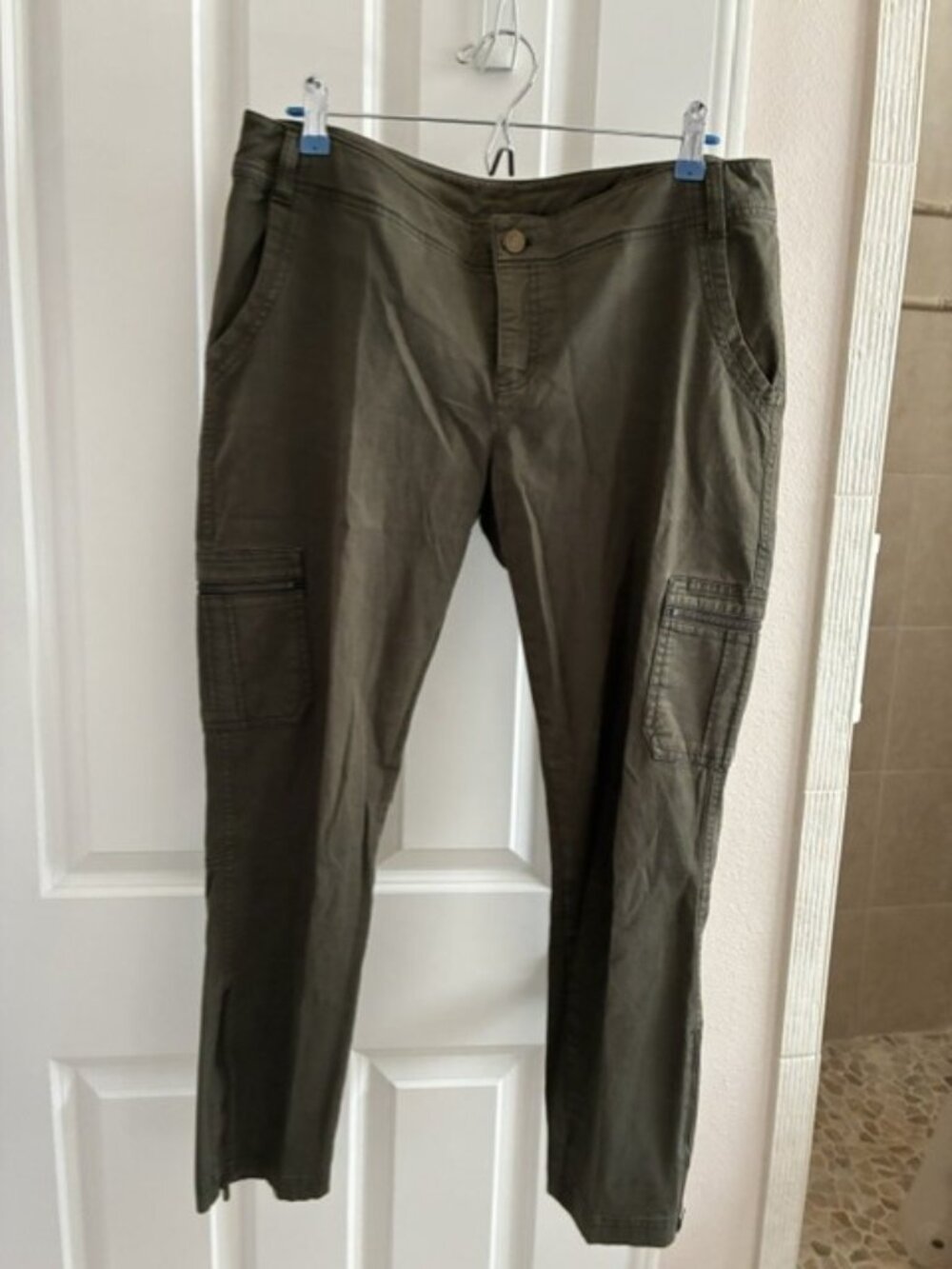 EUC Athleta cargo pants olive green zip ankle size 12